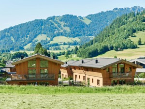 Chaletdorf LA SOA Bently Chalet Hausansicht Sommer