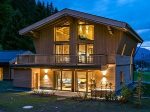 Chaletdorf LA SOA Bently Chalet Hausansicht Sommer