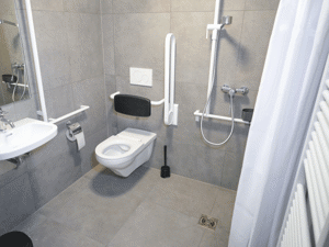 salle de bain adaptée aux personnes handicapées