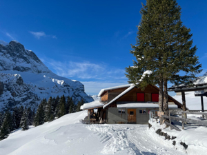 Alphütte Chrüzhütte Hausansicht Winter