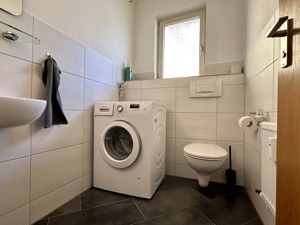 les toilettes séparées avec machine à laver