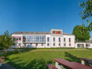 Jugendherberge Hohenstaufen Hausansicht Sommer