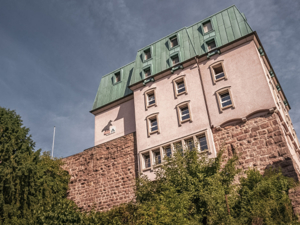 Jugendherberge Pforzheim Burg Rabeneck Hausansicht Sommer