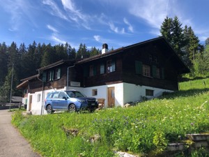 Gruppenhaus Chilchmoos Jaunpass Hausansicht Sommer