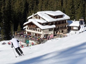 Alp-refuge Schifer House view winter