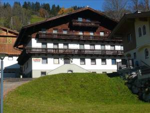 Gruppenhaus Lederer Hausansicht Sommer