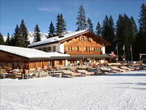 Alp-refuge Erezsässhütte House view winter