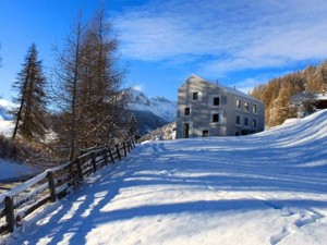 Berghaus Pensiun Laresch Hausansicht Winter