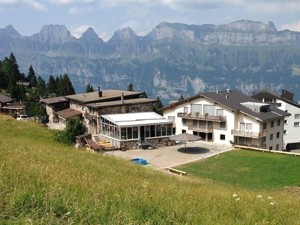 Ferienhaus Hotel, Ferienwohnung ALTE SEKTION Hausansicht Sommer